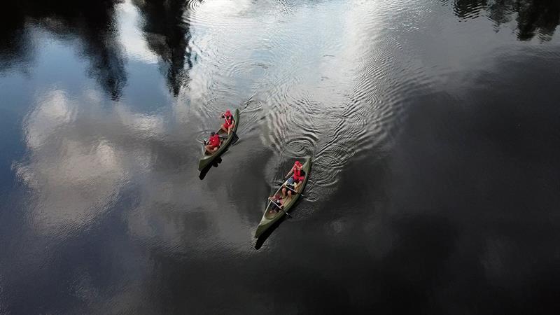 Paddler i vannet