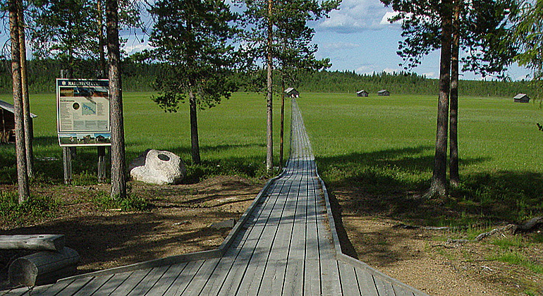 I Vasikkavuoma finns spänger och andra friluftsanordningar för besökare.