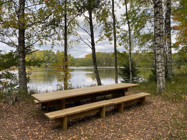 Långbord med bänkar