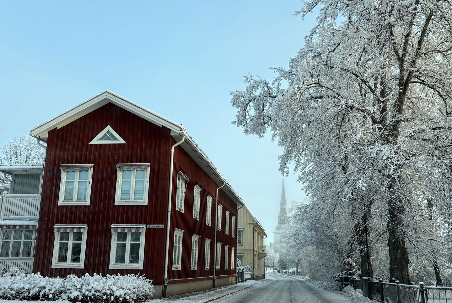 Vy mot Norrbärke Kyrka från Kyrkogatan 