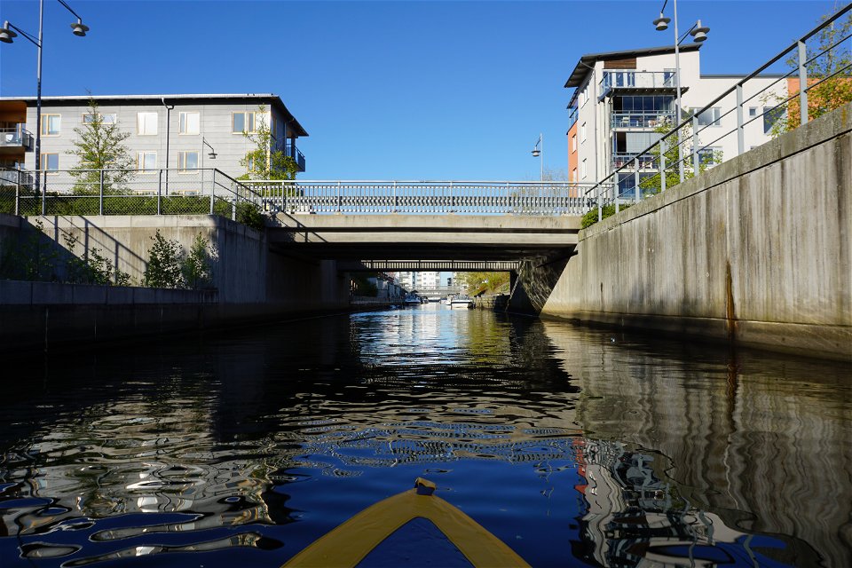 Paddling genom kanalen i Gavleån vid Gävle strand