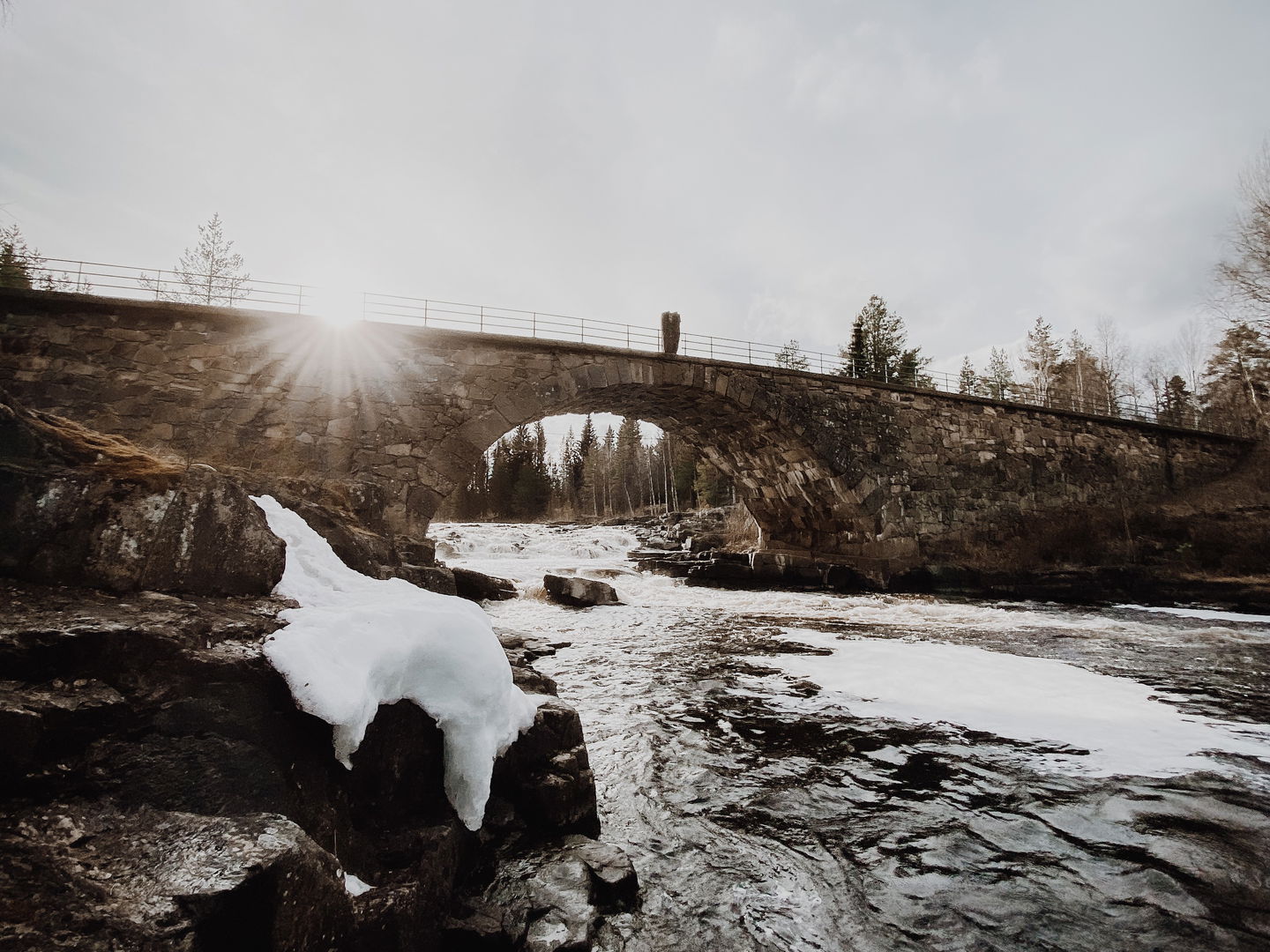 Stenvalvsbro över vattendraget Ljungan