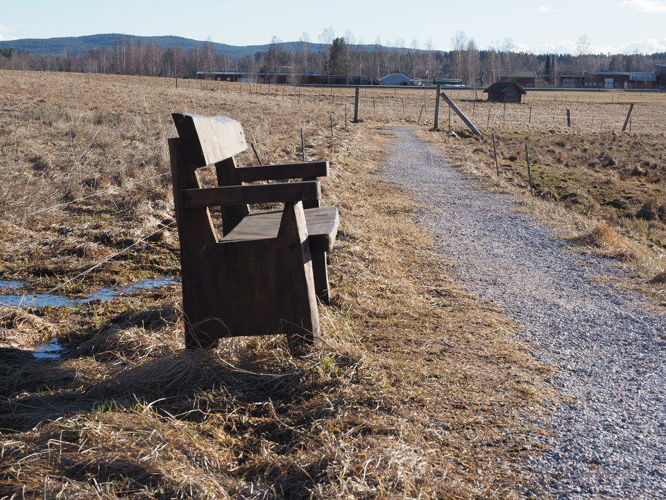 Platser att slå sig ner en stund finns på flera ställen runt sjön.
