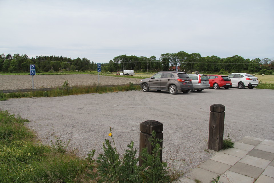 Bilar parkerade grusparkering.