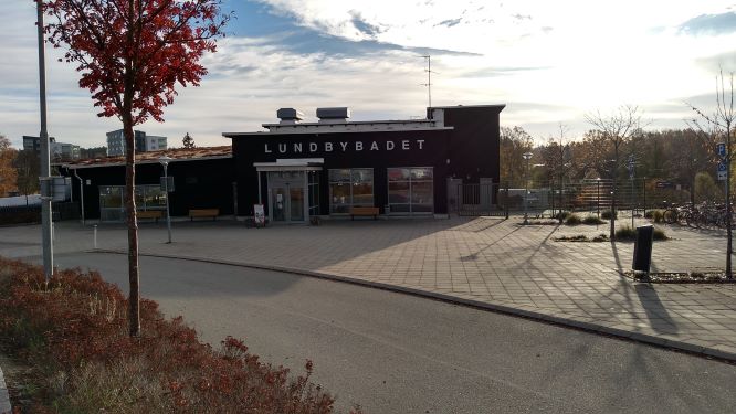 Entré till Lundbybadet med texten Lundbybadet på huset över entrén