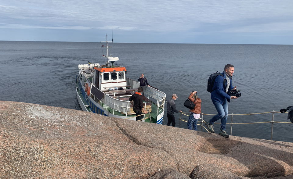 båt lägger till i lervik