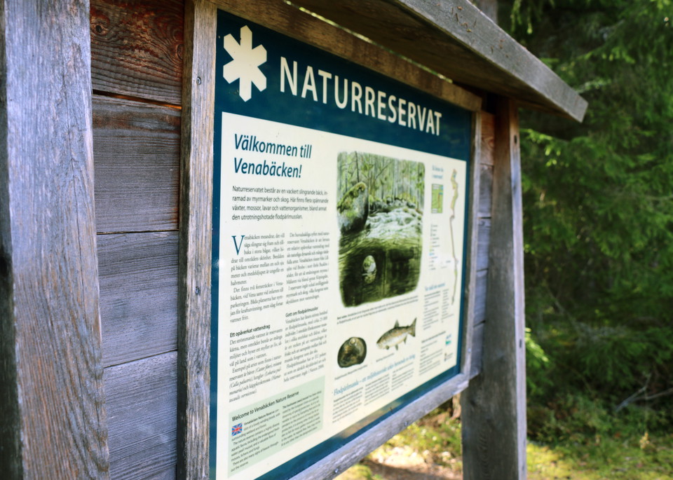 Informationstavla över naturreservatet.