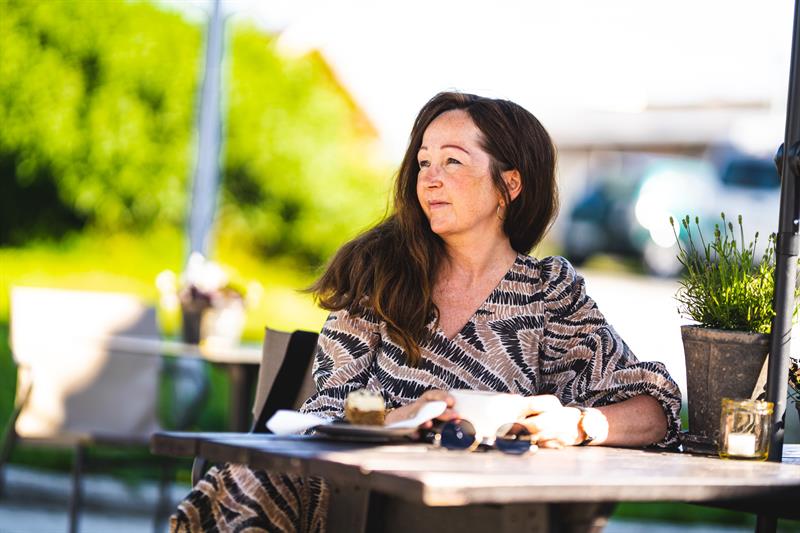 dame som sitter ute på cafe