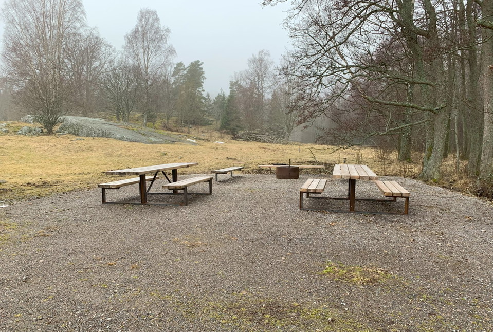 Leden slutar vid en tillgänglighetsanpassad rastplats med utsikt över strandängarna.