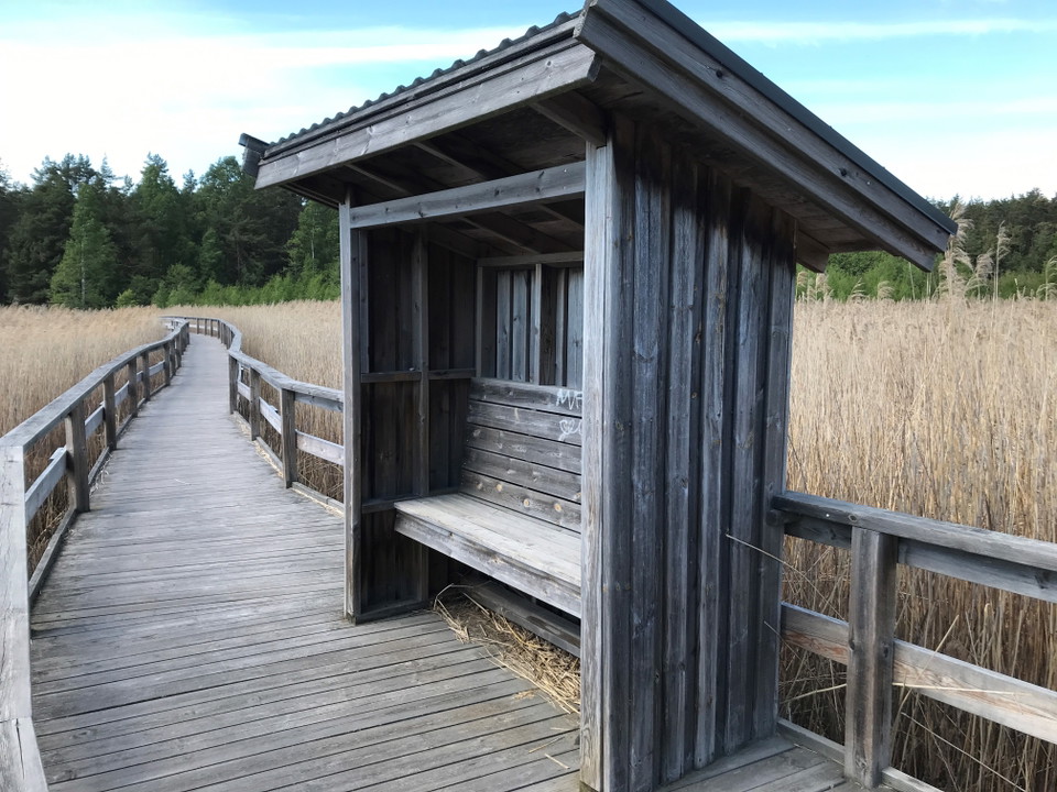 Sittplats med tak på spången till Hamnholmarna