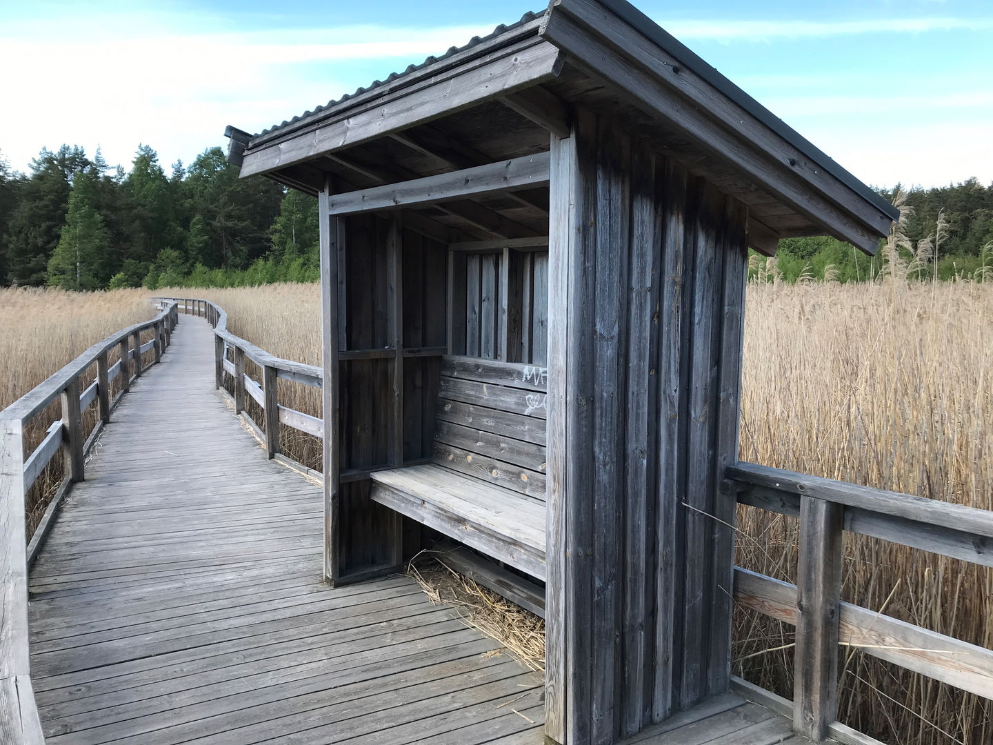 Sittplats med tak på spången till Hamnholmarna