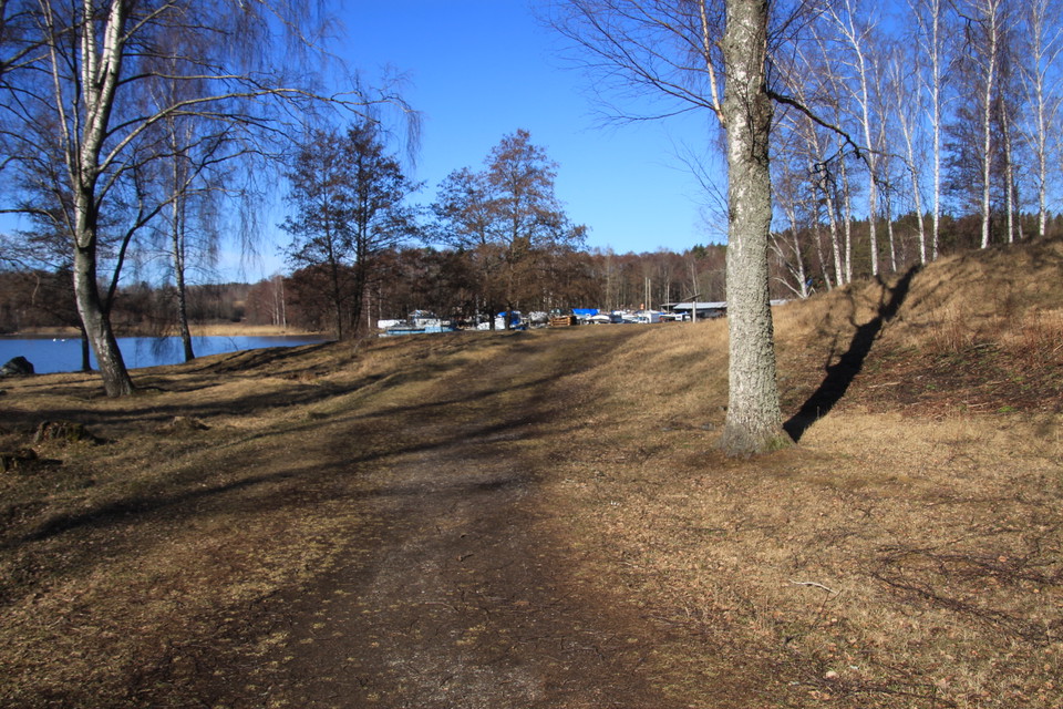 Stigen runt ön är välanvänd.