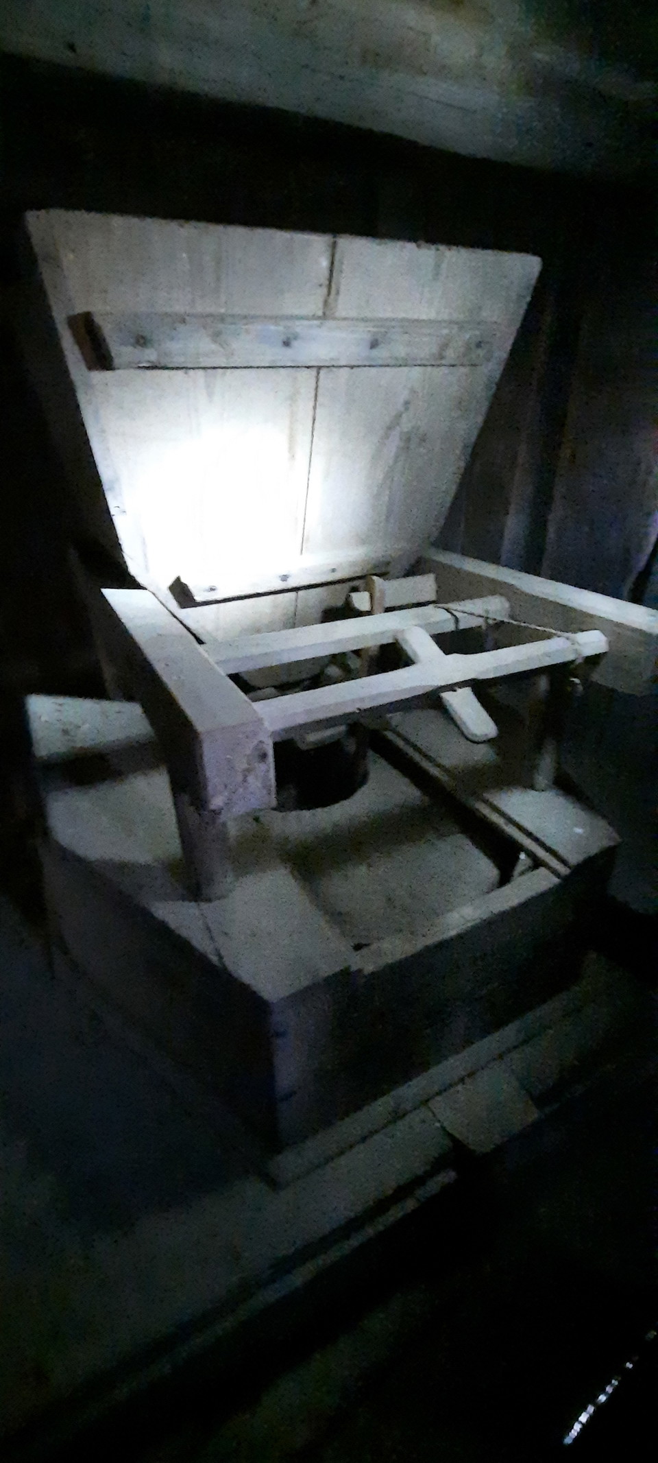 Skrucken (behållaren) för säden och inställning av frammatningen med snöre. 