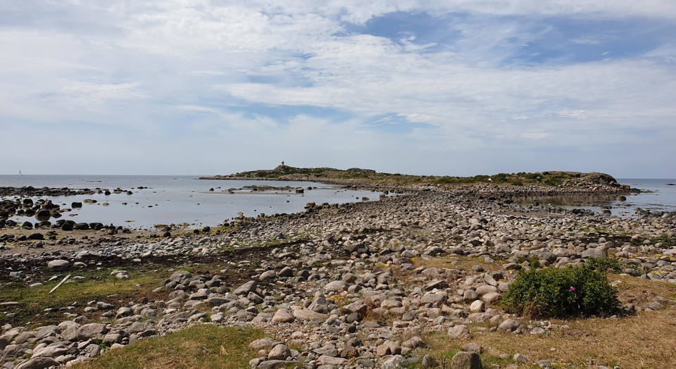 Utsikt från Rödskär ut mot Svartskär. Stenigt landskap vid havet.