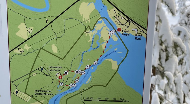 En bild på en karta som visar naturstigens informationspunkter i området. 