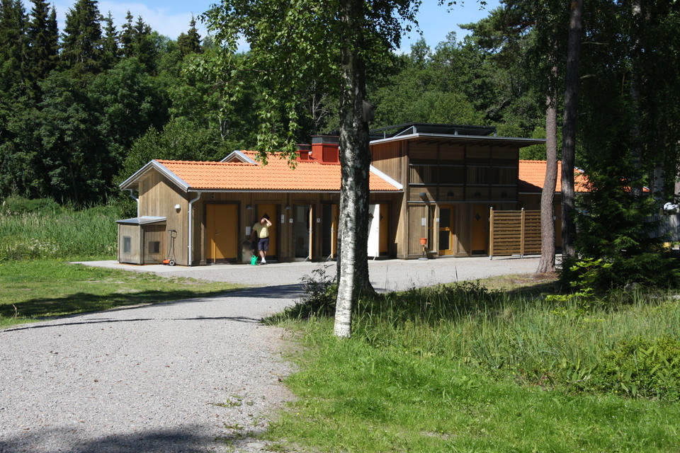 Servicehuset med kök, duschar och toaletter