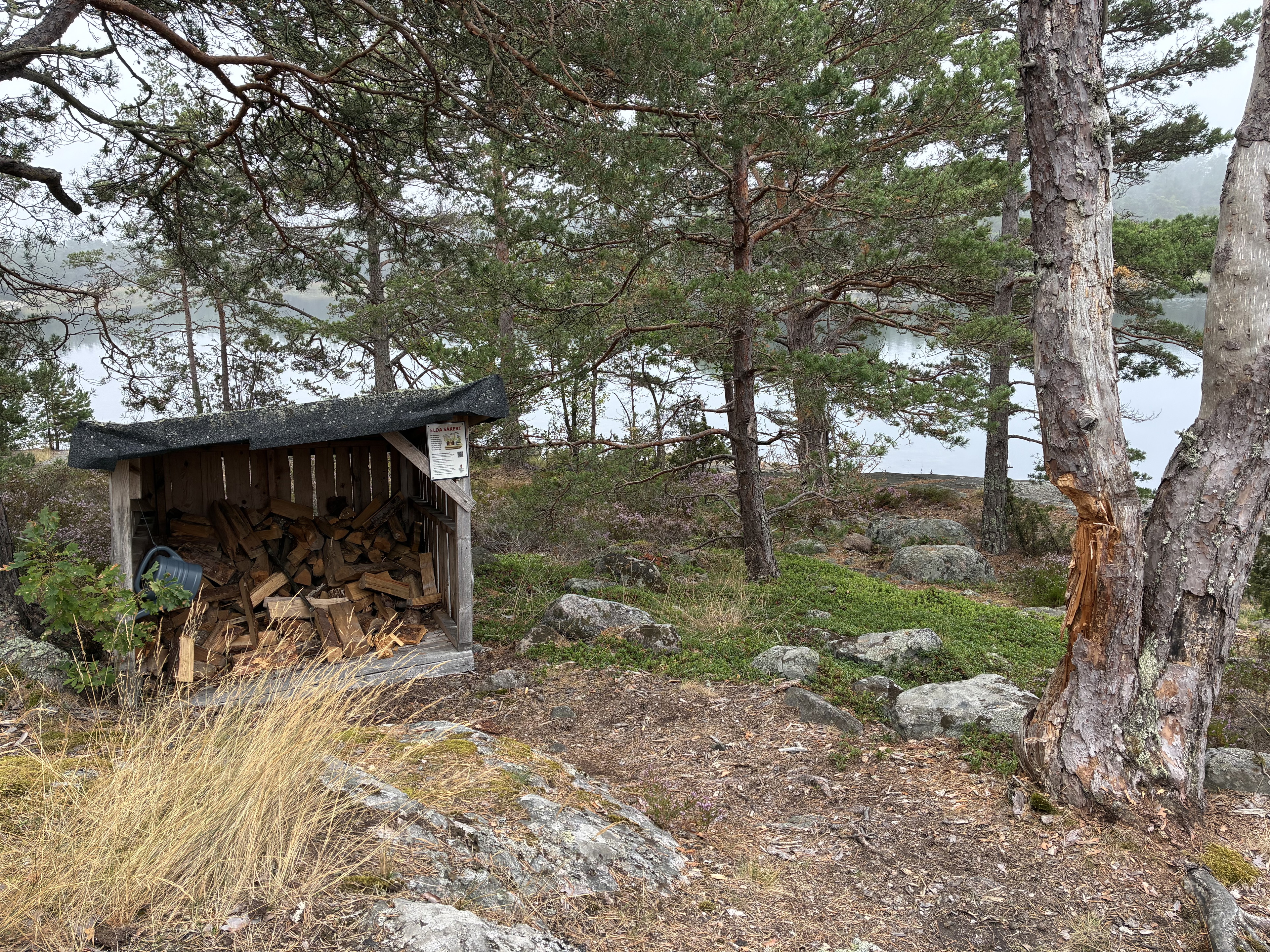 Vedförråd vid Västra Stäket Ollonslingan