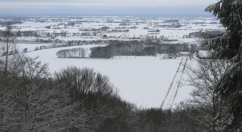 vy från utsiktsplats i reservatet på vintern med snö på åkrarna