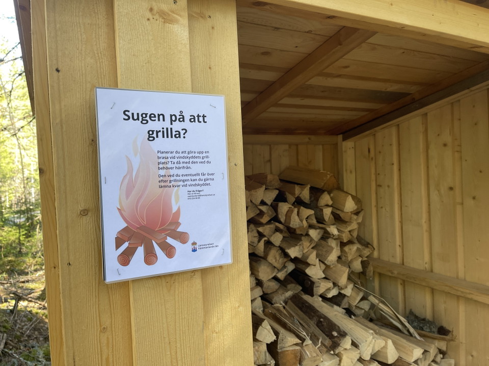 Vedförråd med ved.
