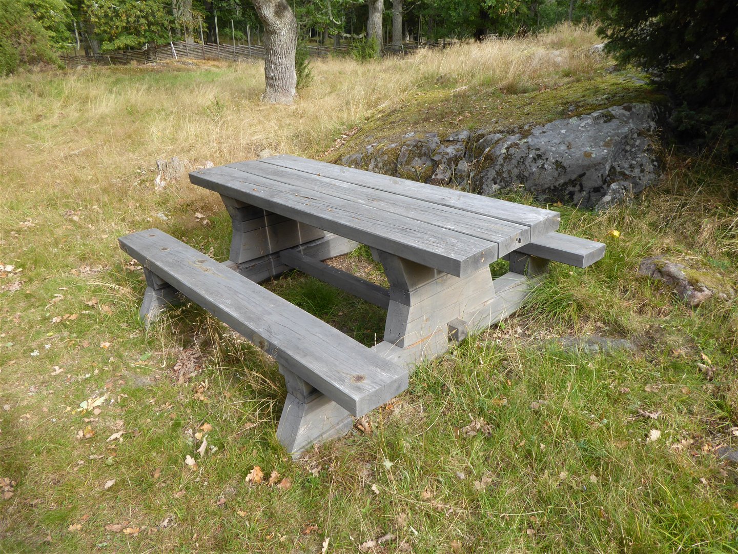Bänkbord i den södra delen av Kummelöns naturreservat