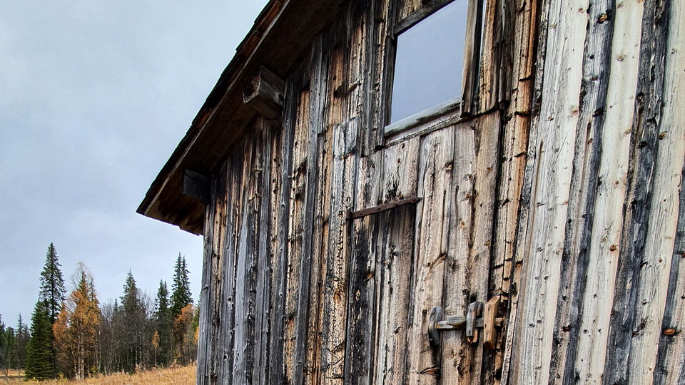 Trähus med dörr.