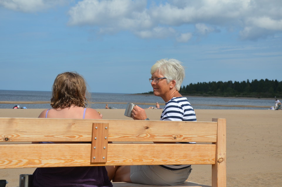 Fikapaus på en bänk på stranden