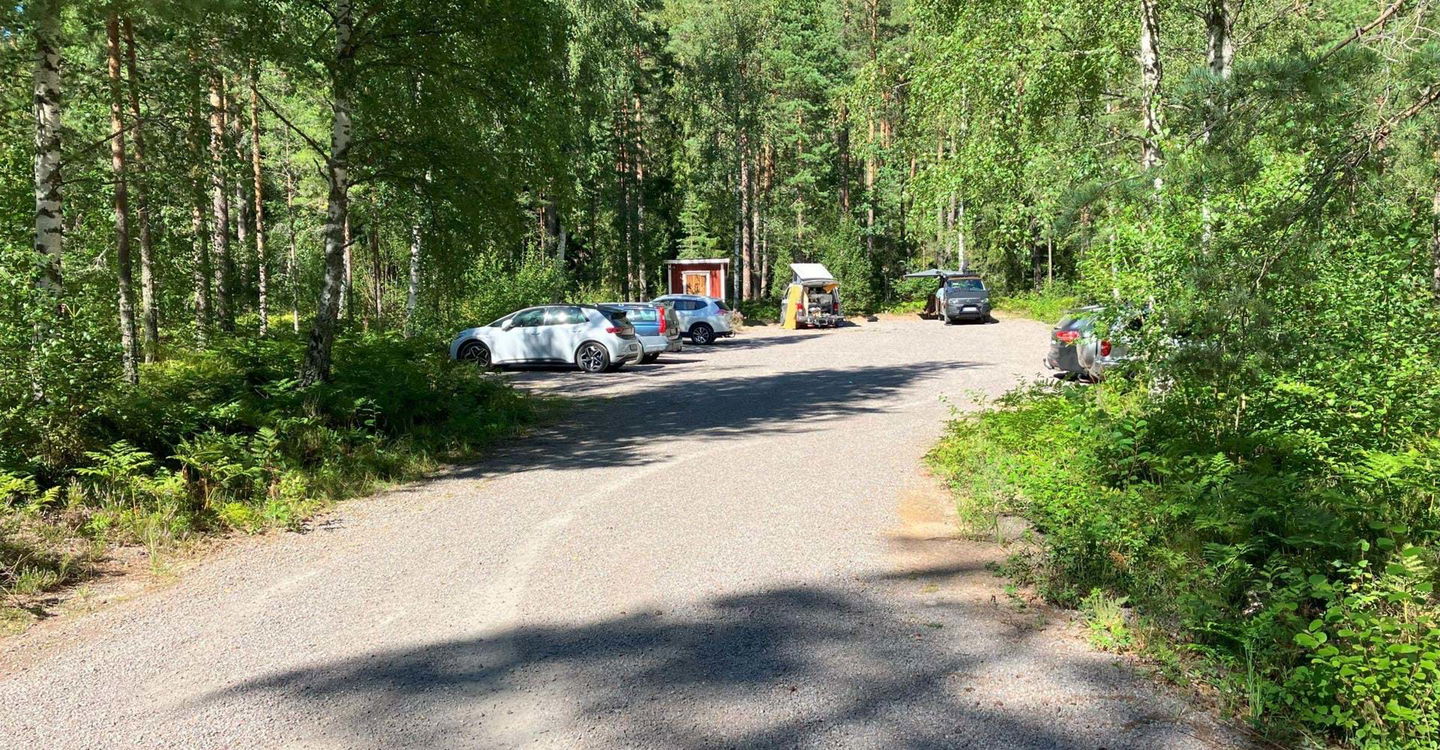 Parkeringen Glimmingen. Torrdass skymtar.
Etapp: Pinnarp - Kisa, via Föllingsö
Kinda kommun