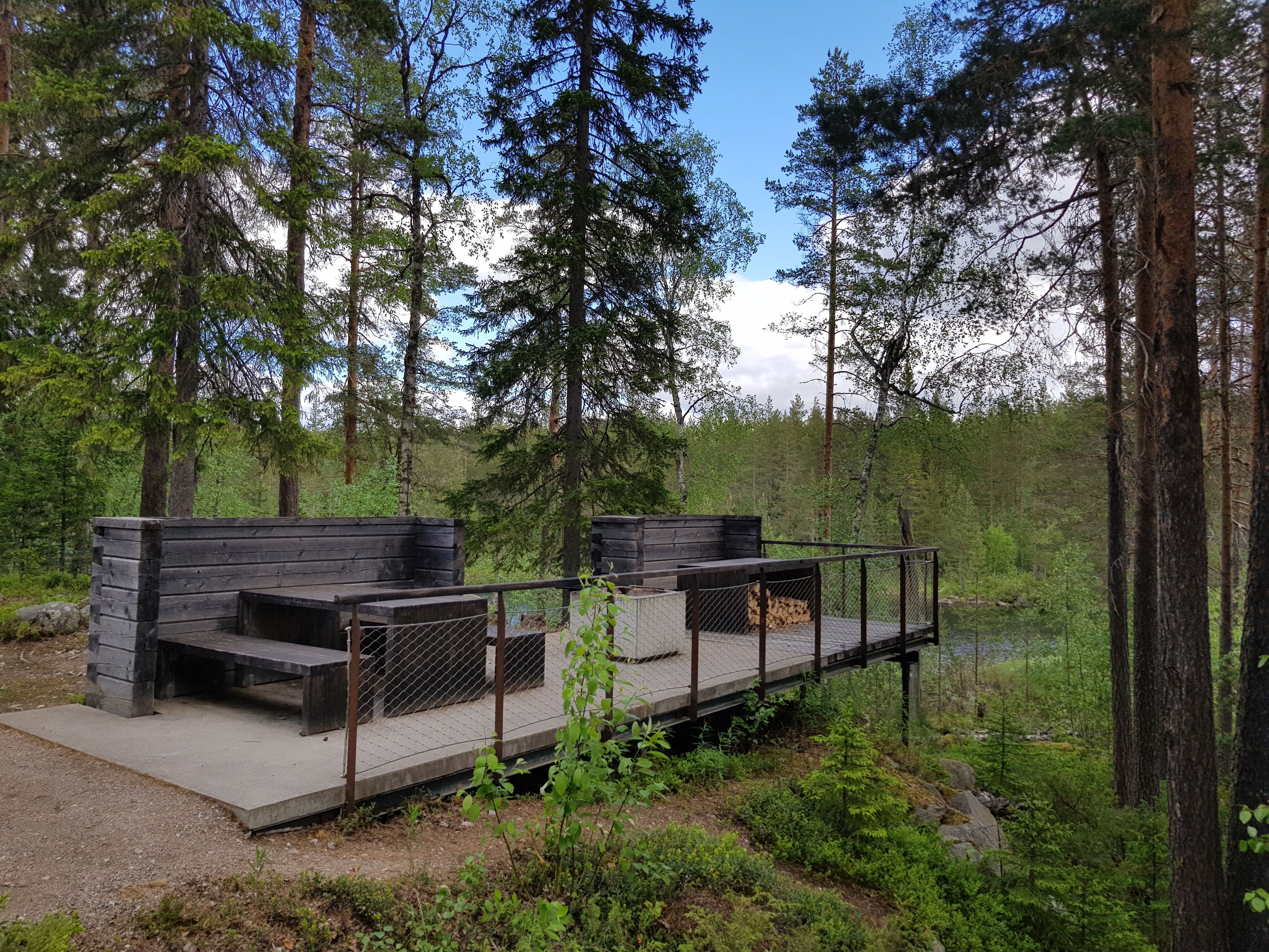 Flera bord och bänkar vid entré Svartån, Hamra | Naturkartan