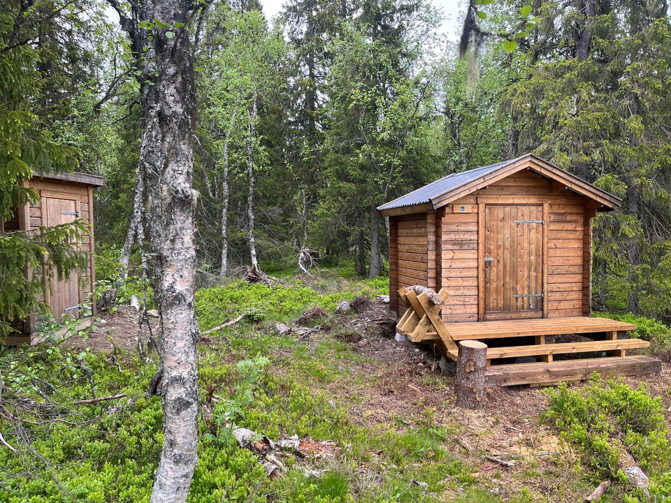 Vedförråd och dass.