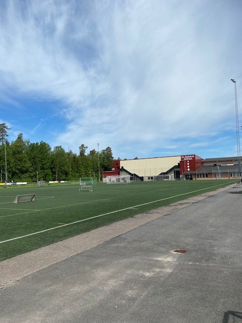 Konstgräsplan med Klämman Arena i bakgrunden