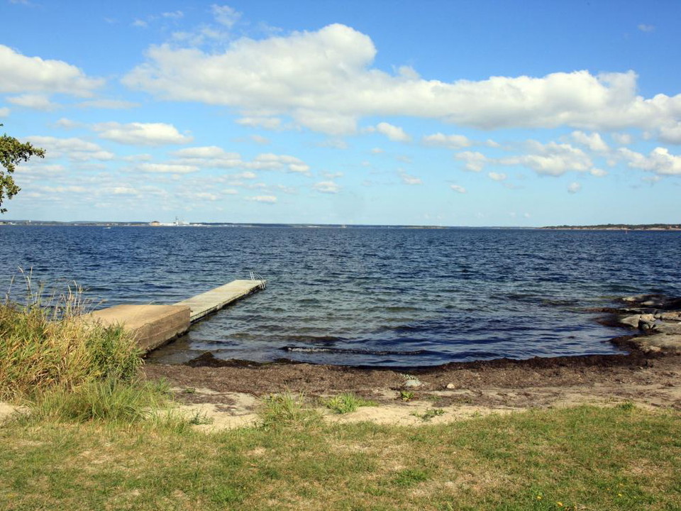 Brygga och strand på Aspö