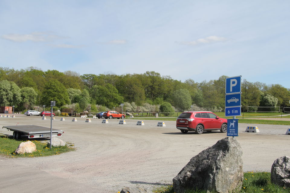 Parkering med parkerade bilar.