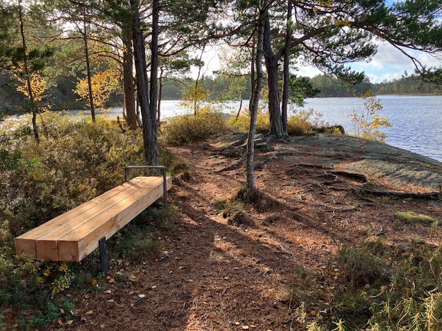 Längre ut på udden finns sittbänkar
