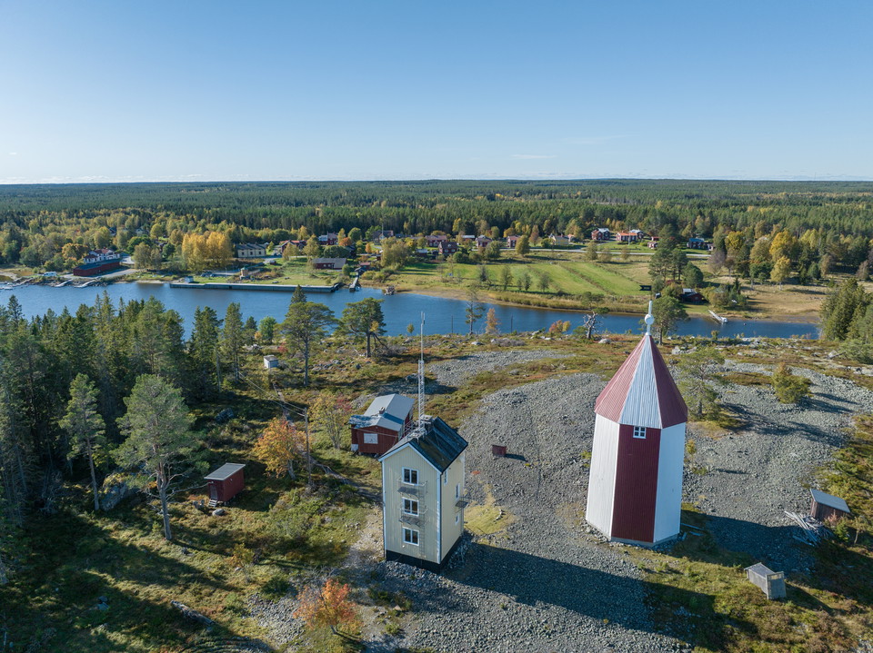 Lotsstugan och båken, byn Ratan i bakgrunden.