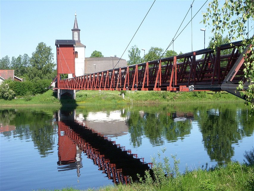 Leden passerar Sveriges längsta träbro i vackra Dala-Floda