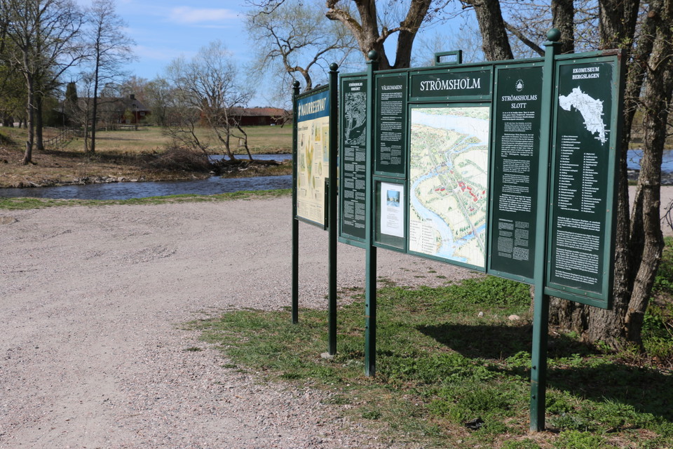 Stor informationstavla över naturreservatet.