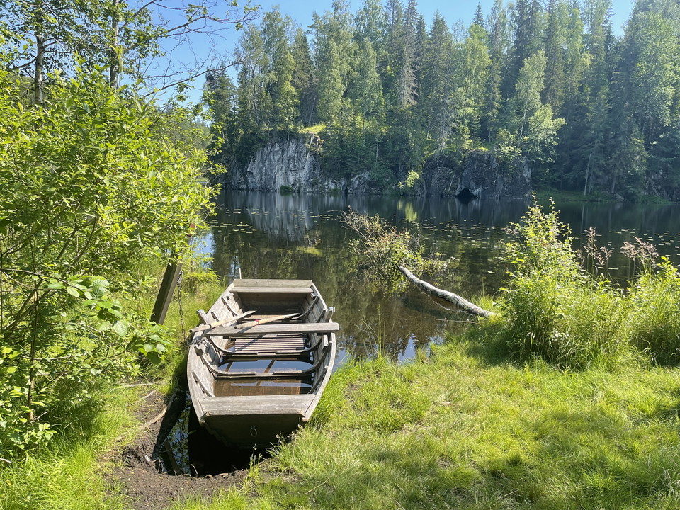 Roddbåt att ro med till grottan
