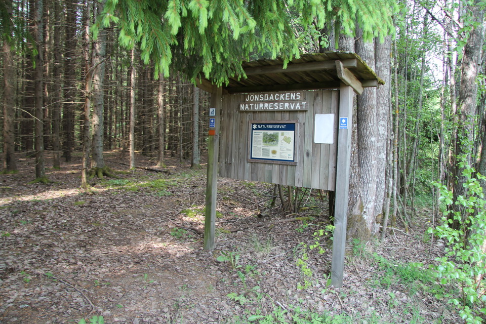 Informationstavla på håll.