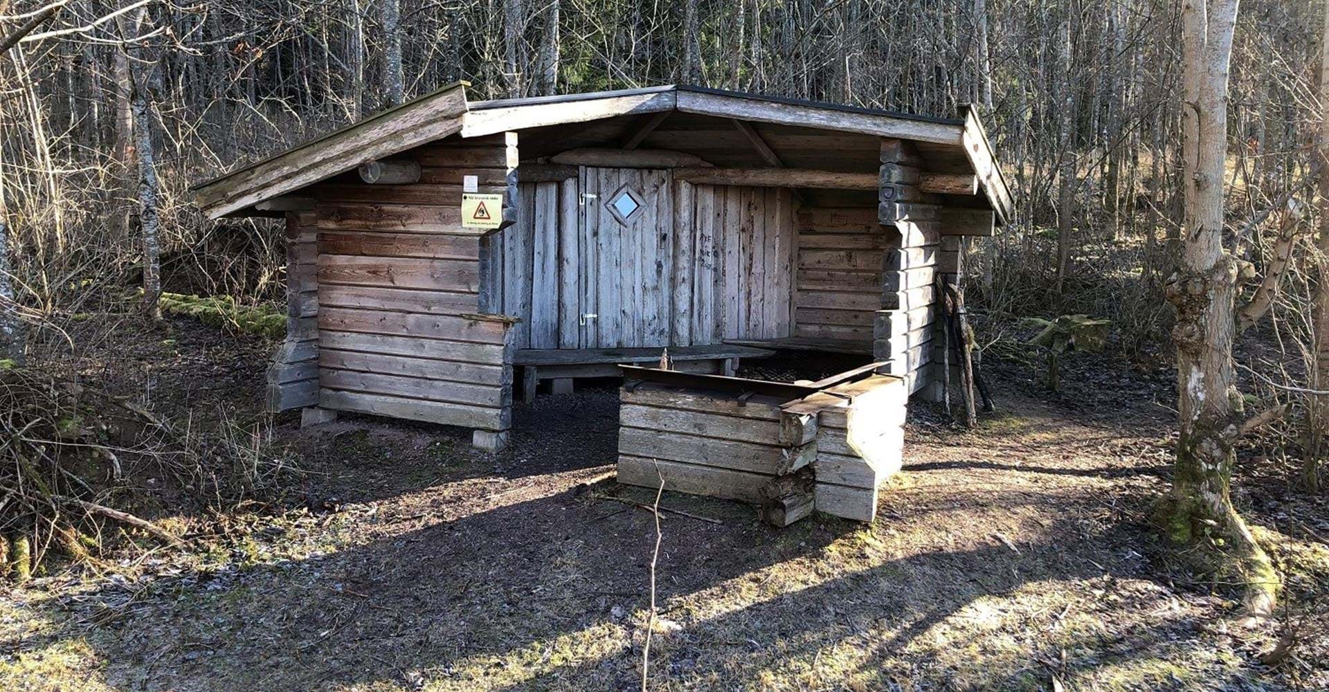 Hälle källor, rastplats under tak och dass