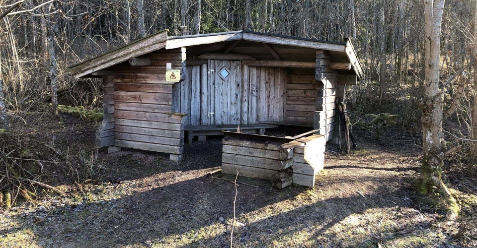 Rastplats under tak nära Hälle källor.
Vindskyddet är pyttelitet och går inte att sova i.
Etapp: Ödeshög-Stocklycke, Stocklycke-Borghamn.
Omberg.
Ödeshög.