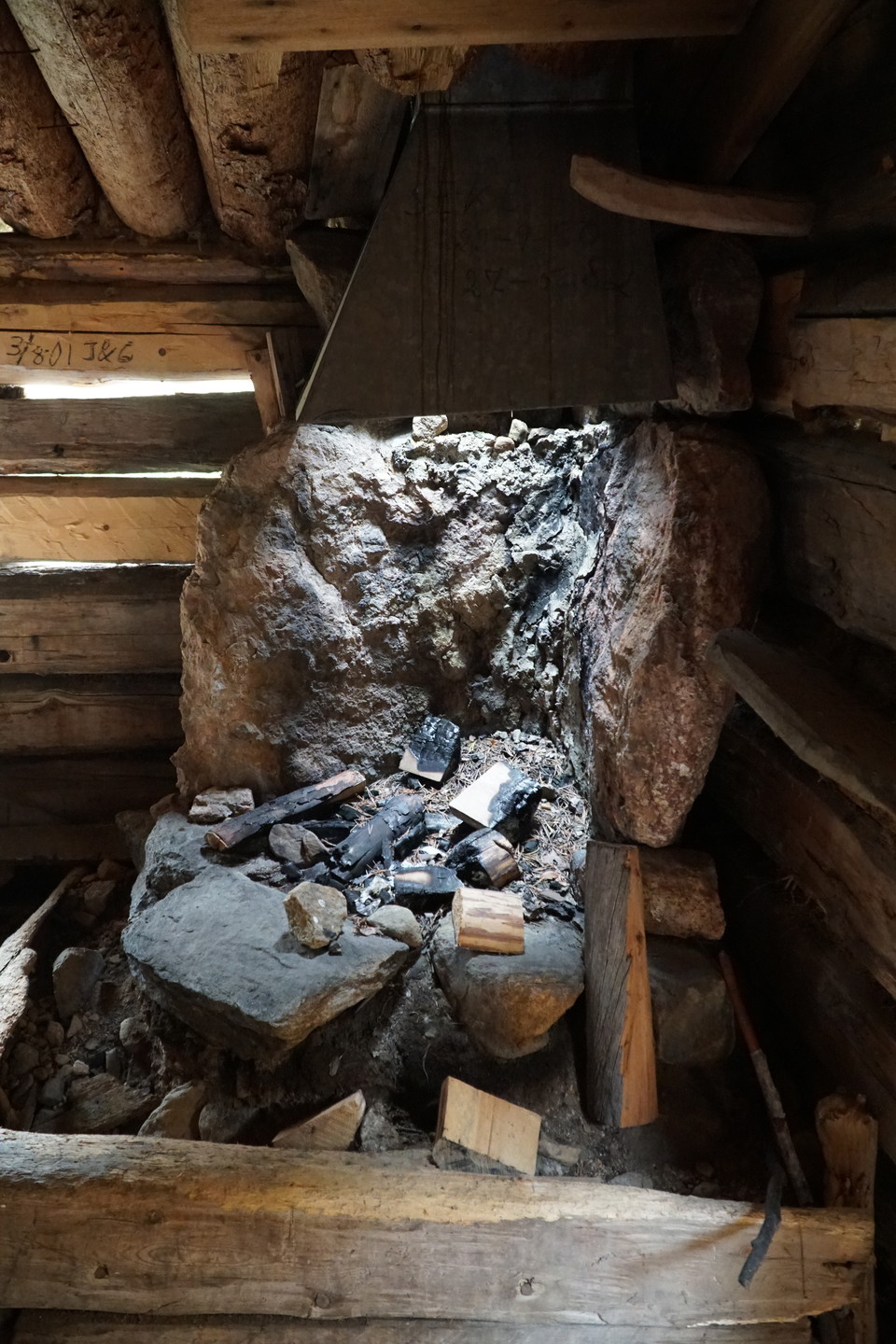Någon form av eldplats inne i kojan. Dock oklart vilket skick den är i.
