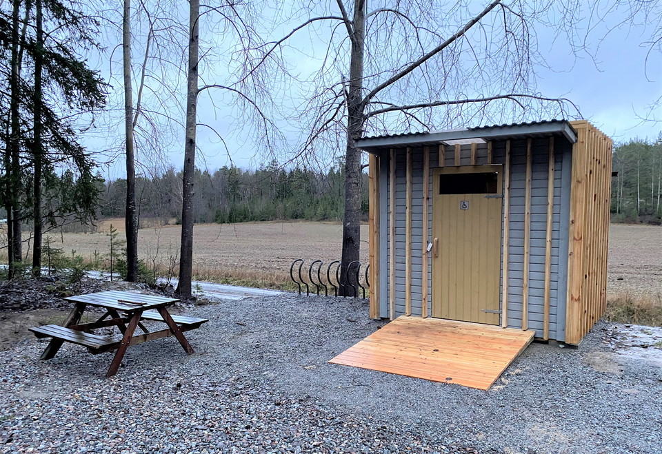 Parkeringsplats med bänkbord och torrdass. Foto: Mats Larshagen.