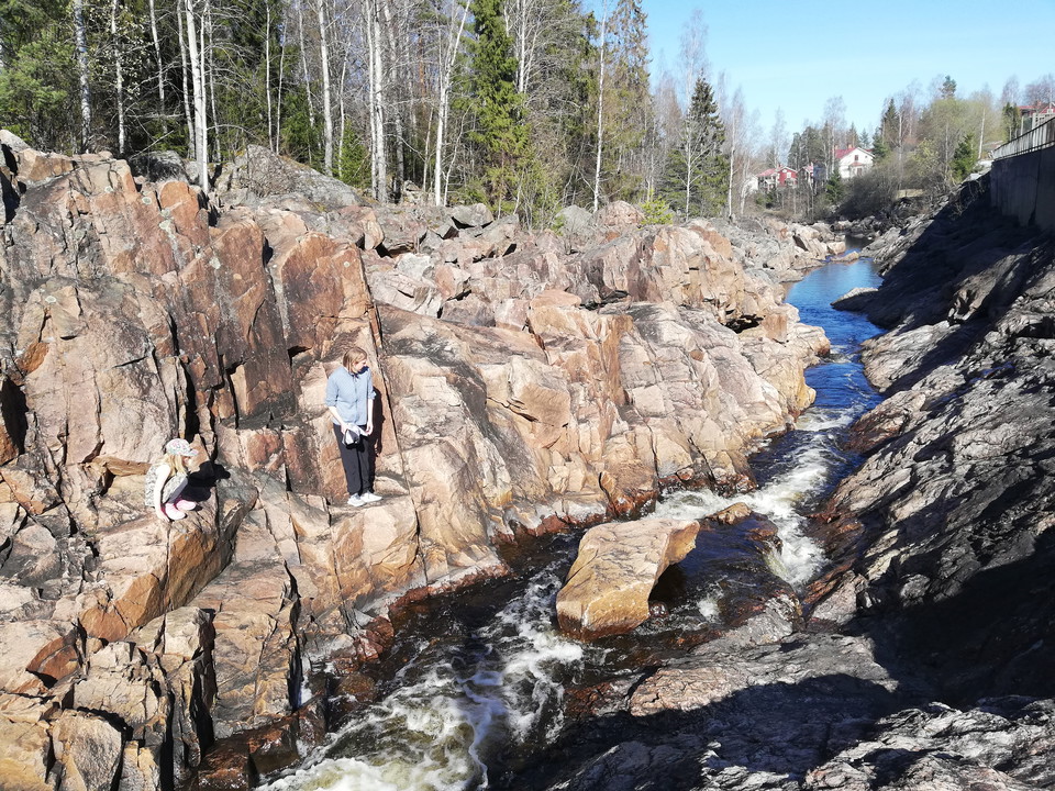 Du kan vandra längs med den gamla timmerflottningsrännan och bada på flera olika platser, samt studera de häftiga stenformationer som vattnet skapat med tiden.