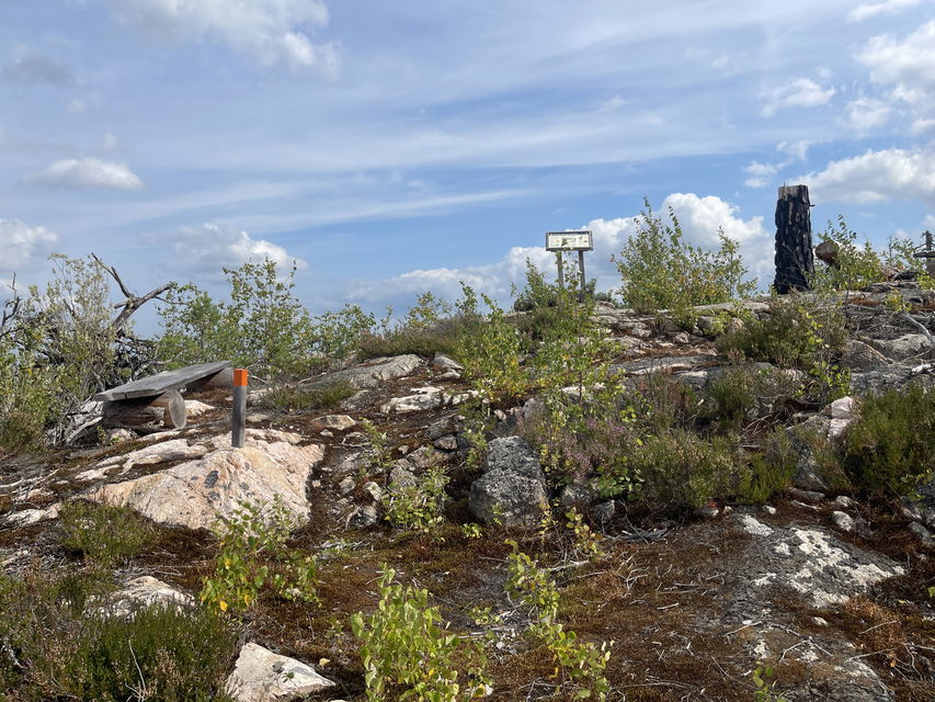 Ledmarkering och informationsskylt på en höjd.