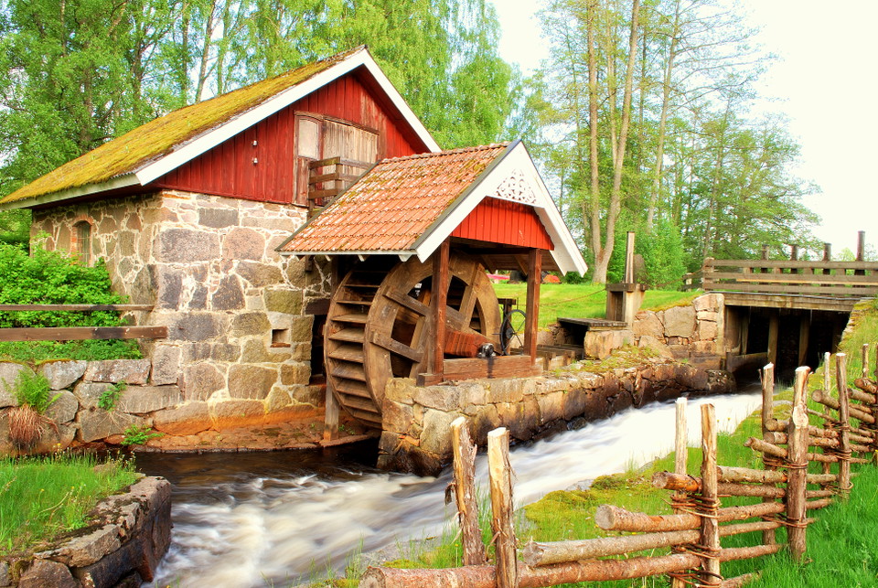 Kvarnhjul snurrar med vattenkraft
