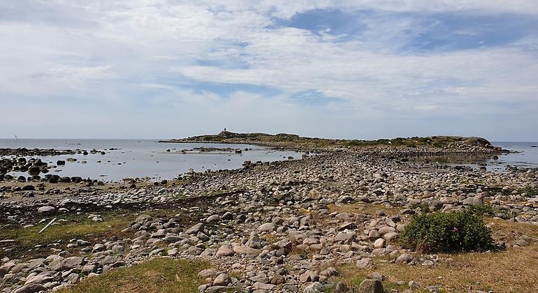 Utsikt från Rödskär ut mot Svartskär. Stenigt landskap vid havet.