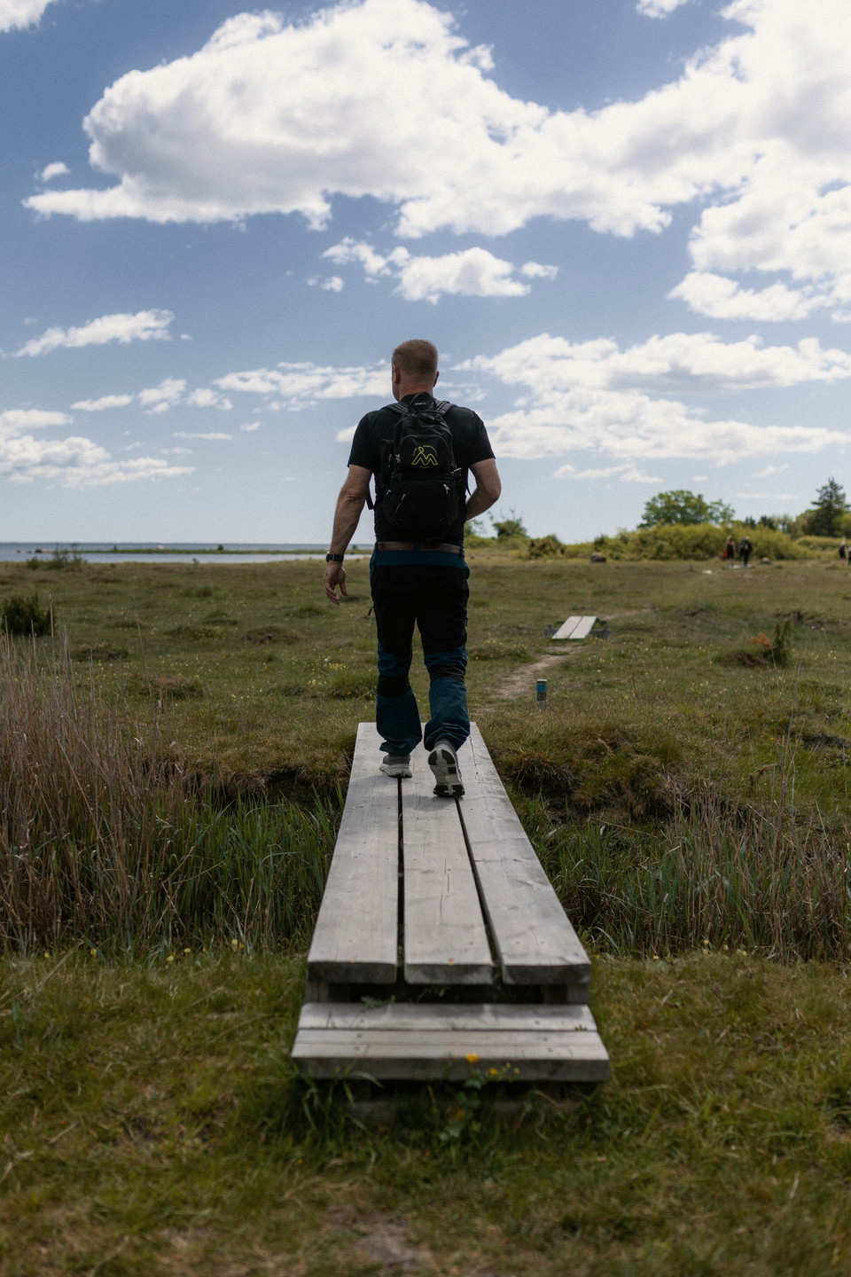 vandrare som går på en spång 