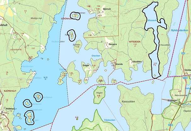 Figur 2. Skala 1:15 000. Heldragen svart linje är gräns för skydd, ofta 50 meter ut från strandlinjen för de öar som inkluderar vatten. Mörkblå färg i Osby kommun beror på bakgrundskan.
