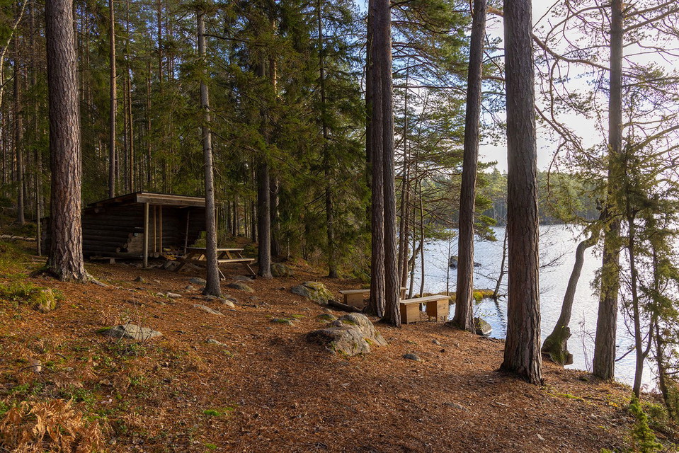 Vindskydd vackert belägen vid sjön Svarten.