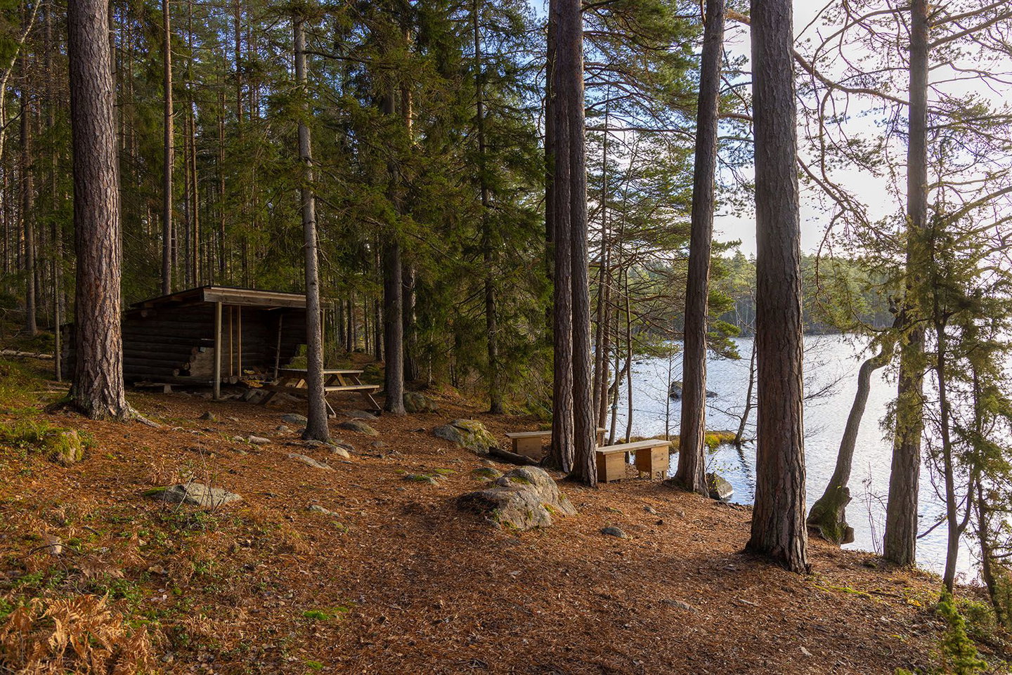 Vindskydd vackert belägen vid sjön Svarten.